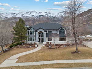 View of front facade featuring a mountain view and a front lawn