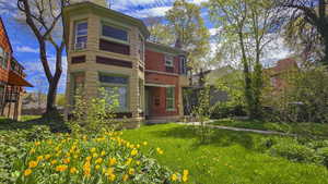 View of front facade featuring a front yard