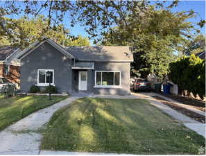 View of front facade featuring a front yard