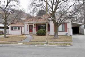 View of front of home featuring a front lawn and a carport