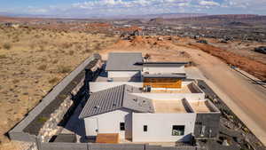 Birds eye view of property featuring a mountain view