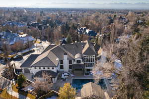 Birds eye view of property featuring a mountain view