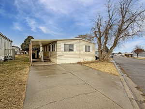 Manufactured / mobile home featuring a carport