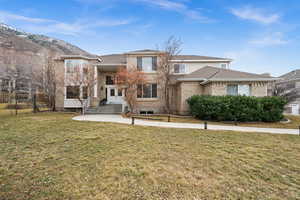 View of front of home featuring a front yard