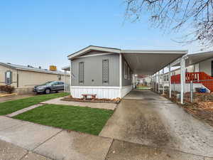 Manufactured / mobile home featuring a carport