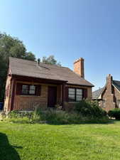 View of front facade featuring a front yard