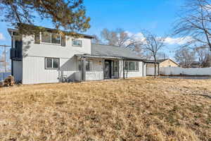 Front of property featuring a front yard