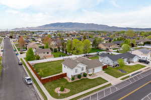 Bird's eye view featuring a mountain view and a residential view