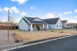 View of front facade featuring a front yard