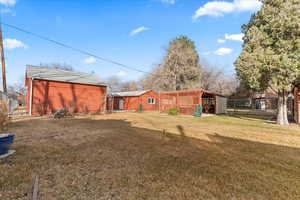 View of yard featuring an outdoor structure