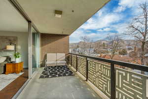 Balcony featuring a mountain view