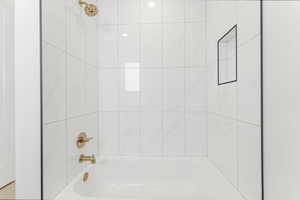 Bathroom with tiled shower / bath combo