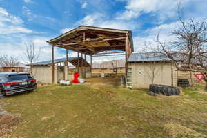 View of yard featuring an outbuilding