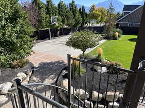 View of basketball court featuring a yard and a mountain view