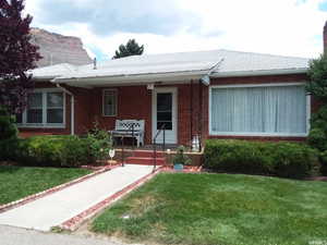 Single story home with a front yard