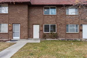 View of front facade featuring a front lawn