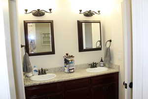 Bathroom Suite with vanity