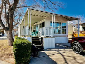 Manufactured / mobile home featuring a porch