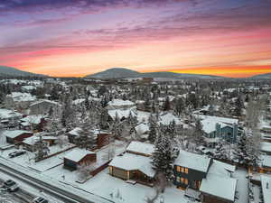 Snowy aerial view featuring a mountain view