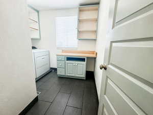 Laundry room with washer / clothes dryer