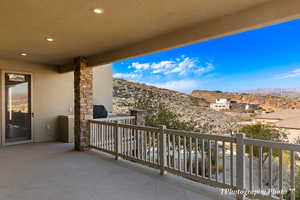 Balcony featuring a mountain view