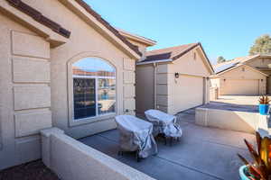 Front courtyard to enjoy the Red Mountain view