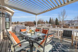 Adjustable pergola to maximize natural light