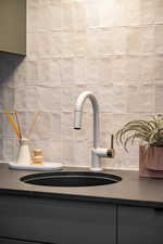 Room details with sink and backsplash