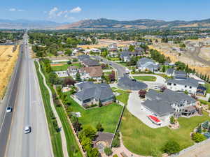 Aerial view with a mountain view