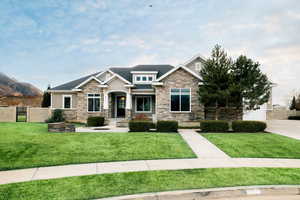 Craftsman inspired home featuring a front yard