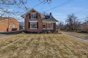 View of front of property featuring a front yard