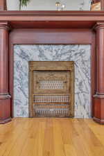 Room details with ornate columns