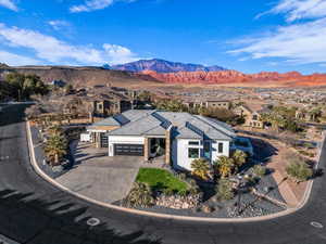 Bird's eye view with a mountain view