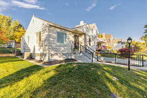 View of front of property featuring a front yard