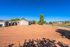 View of yard featuring a shed