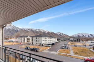 Balcony featuring a mountain view