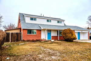 Front of property featuring a front lawn