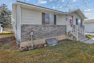 Ranch-style house featuring a front lawn