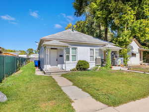 Bungalow featuring a front lawn