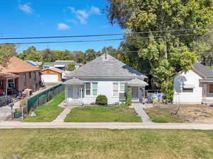 Bungalow featuring a front lawn