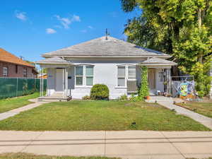 Bungalow featuring a front yard