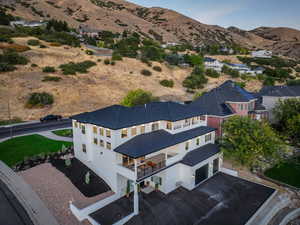 Aerial view with a mountain view