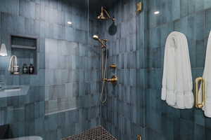 Bathroom featuring tiled shower