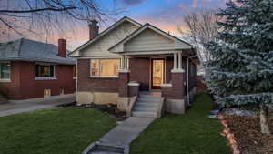 Bungalow featuring a lawn