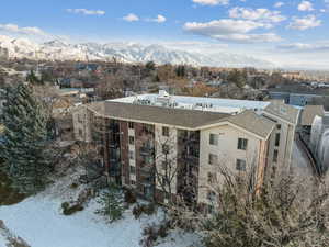 Snowy aerial view featuring a mountain view