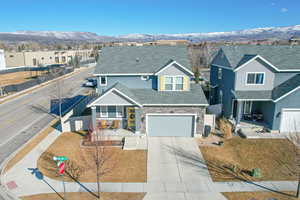 View of front property featuring a mountain view, a garage, and a front yard