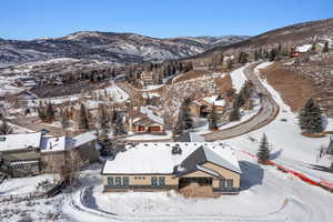 Aerial view with a mountain view