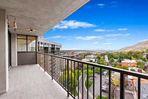 Balcony featuring a mountain view