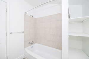 Bathroom featuring tiled shower / bath combo