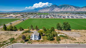 Birds eye view of property featuring a mountain view